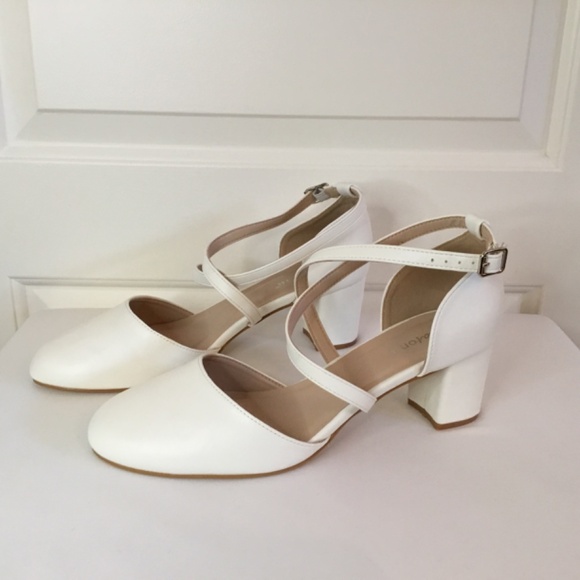 Women’s Mary Jane Closed Toe Low Block Heels - Picture 5 of 8